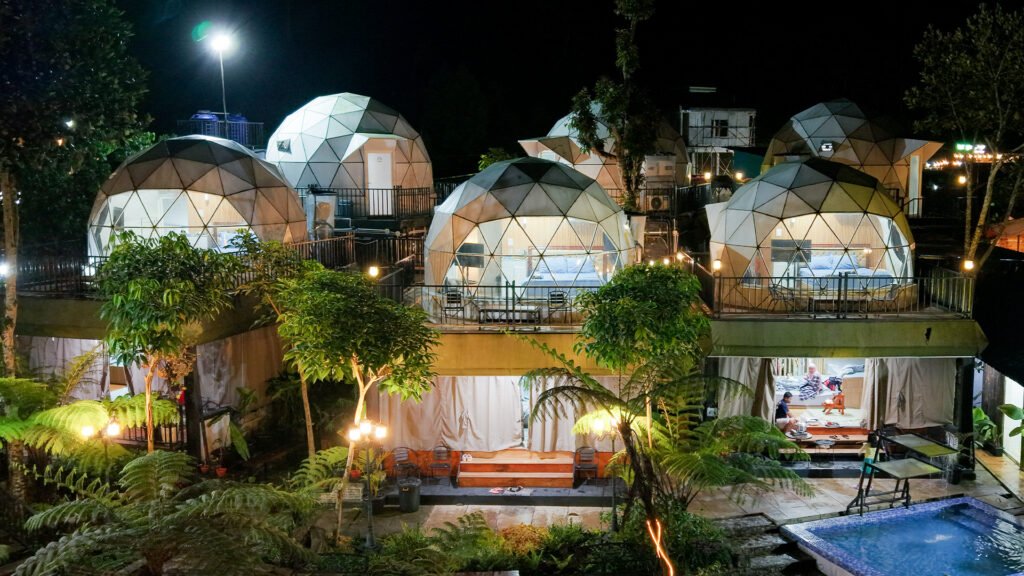Nusa Riverdome Glamping Pangalengan Bandung dengan pemandangan sungai